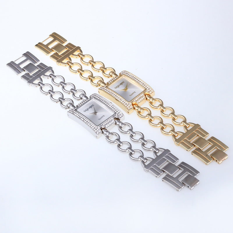 Montre pour femme allie élégance britannique et éclat total grâce à ses strass en diamant