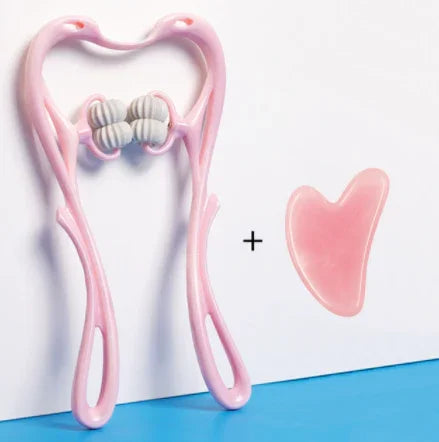 Rouleau de massage facial rose avec rouleaux gris et gua sha en forme de cœur pour soin du visage.