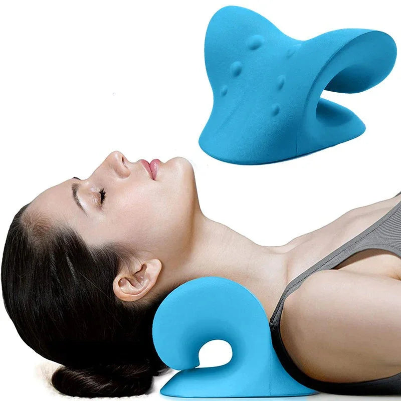 Femme utilisant un support ergonomique bleu pour la nuque, accessoire de détente cervicale.