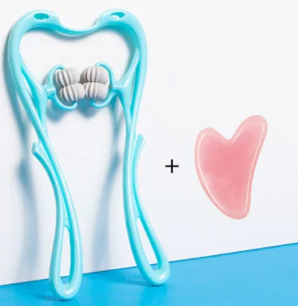 Rouleau de massage bleu pour cou et gua sha rose sur fond blanc et bleu