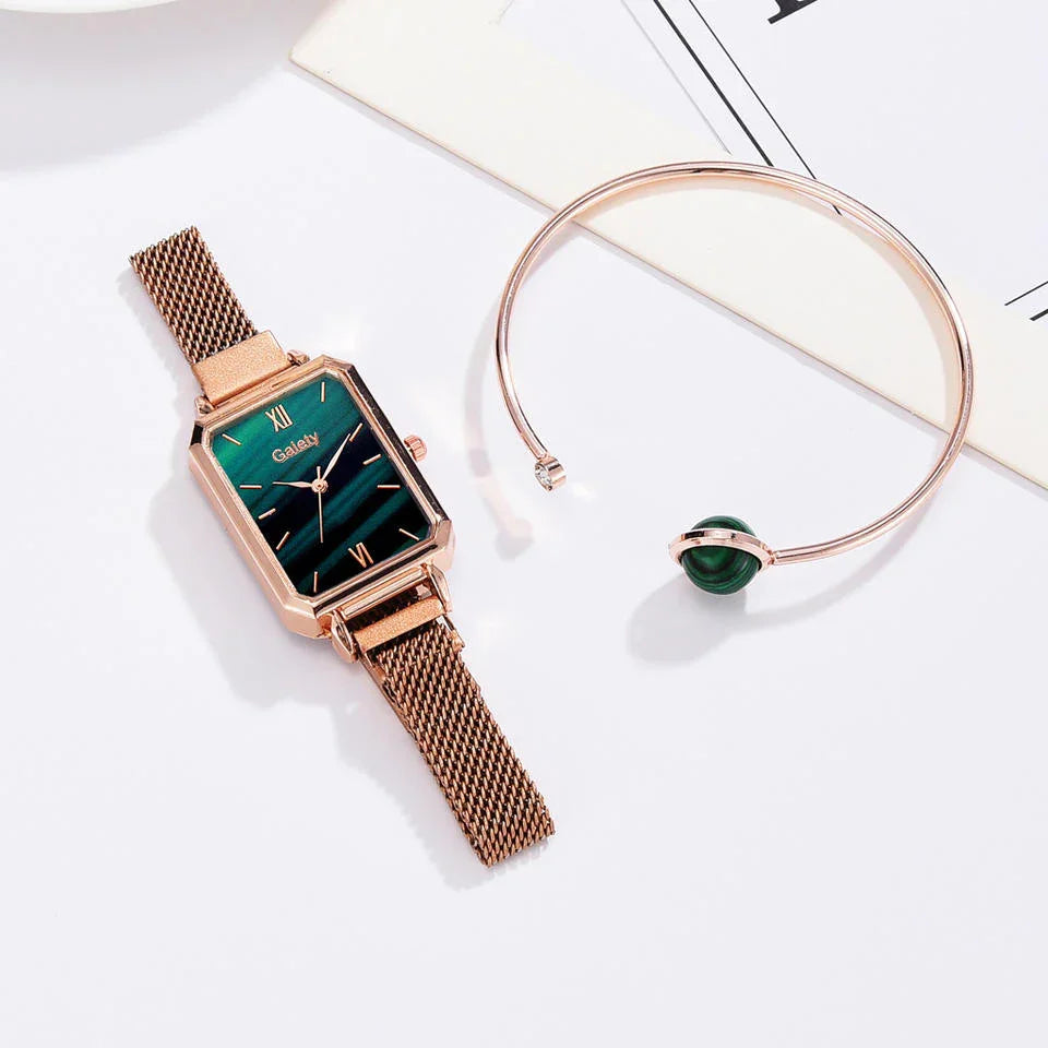 Montre femme dorée à cadran vert et bracelet maille milanaise, accompagnée d'un jonc doré élégant.
