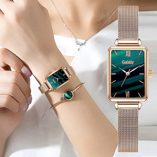 Montre femme élégante rectangulaire dorée, cadran vert marbré, bracelet maille fine.