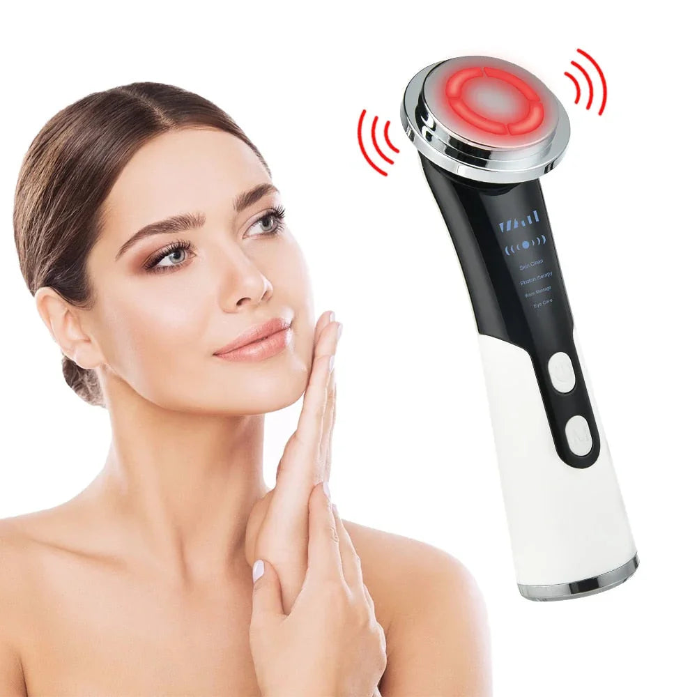 Femme utilisant un appareil de soins visage à ultrasons lumière LED rouge
