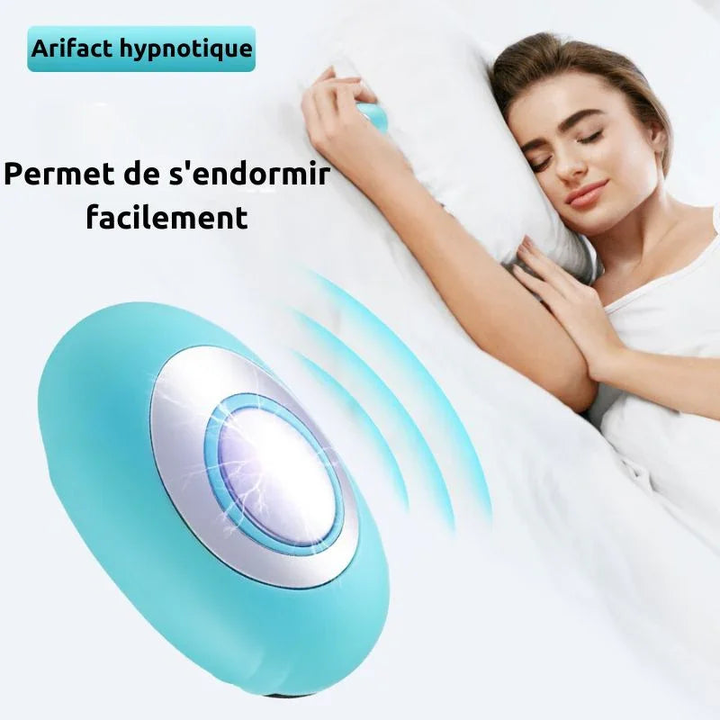 Femme dormant avec un appareil hypnotique bleu pour sommeil facile sur un oreiller blanc.