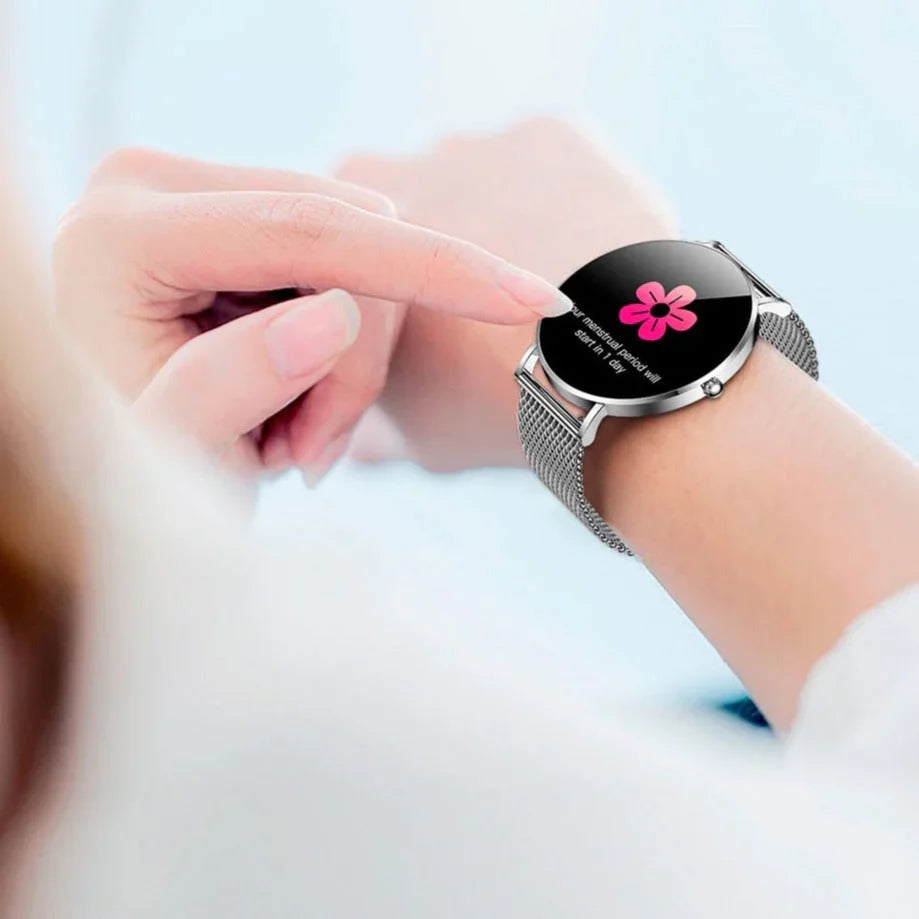 Montre connectée argentée à écran tactile, bracelet maille milanaise, interface fleur rose