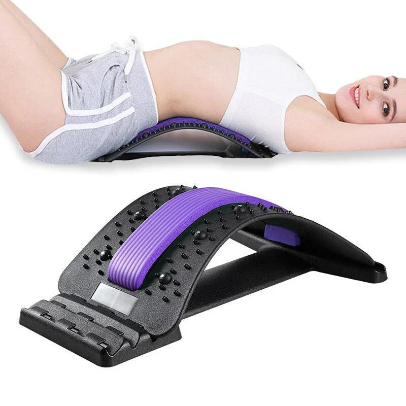 Femme allongée sur support d'étirement dorsal ergonomique noir et violet pour soulager le dos