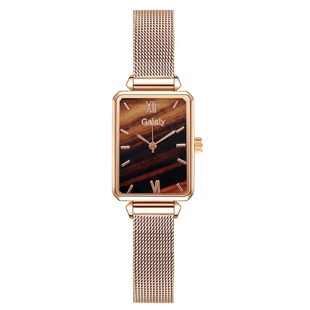 Montre femme rectangulaire dorée avec cadran marbré brun et bracelet maille milanaise