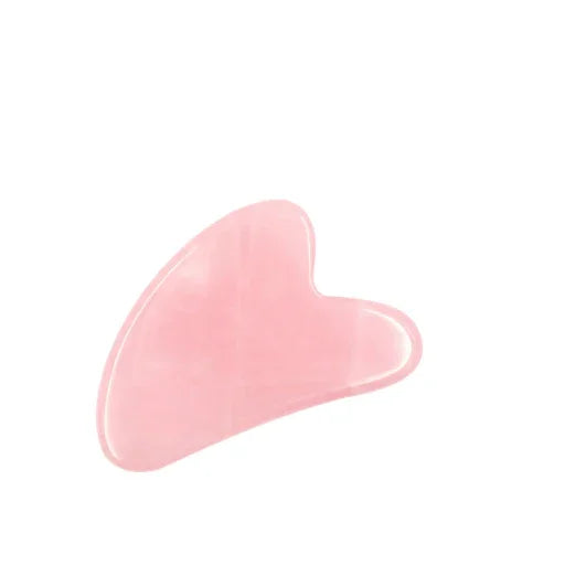 Gua sha en quartz rose pour massage facial, accessoire beauté visage, fond blanc